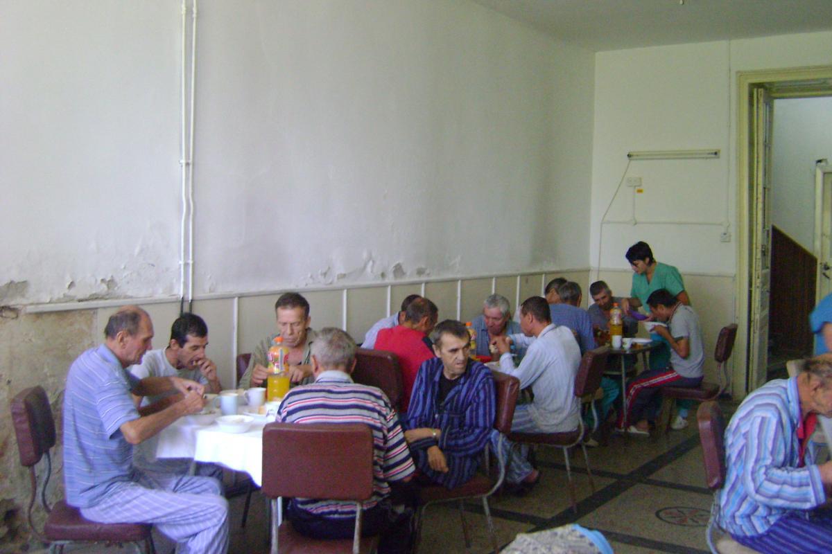 Avand ajutorul enoriasilor,am reusit sa oferim o masa calda semenilor nostri din spital!