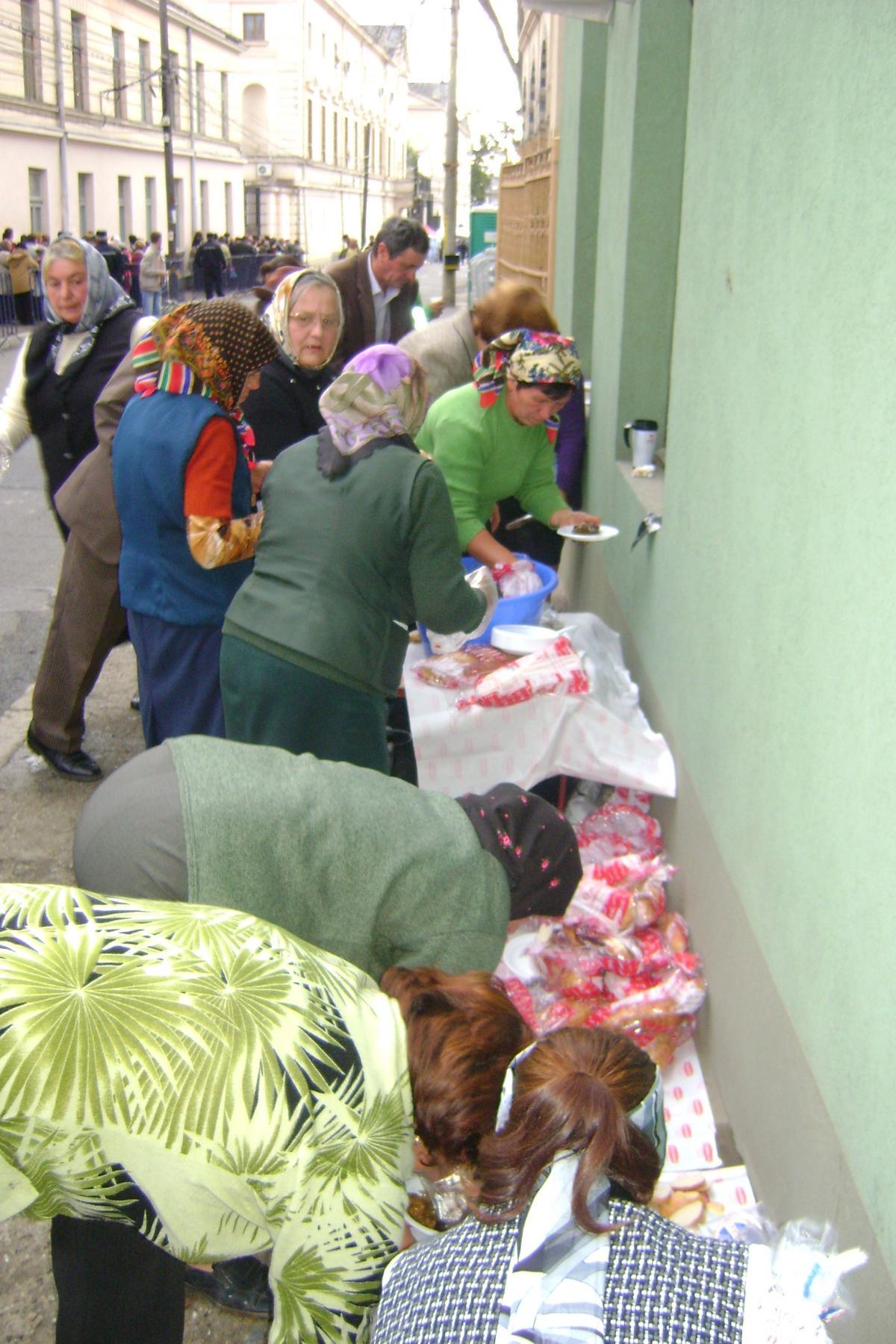 De Sfanta Cuv.Parascheva cu sarmalute la pelerini